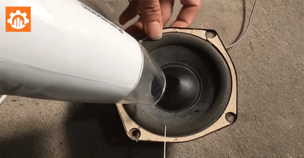 Dùng máy hút bụi sửa màng lao bị móp