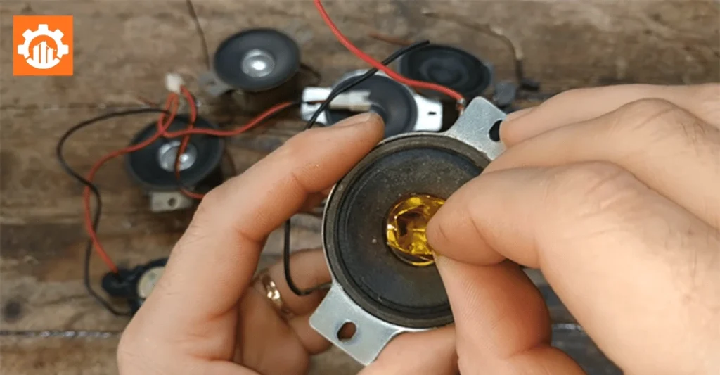 Sử dụng băng dính sửa màng lao bị móp